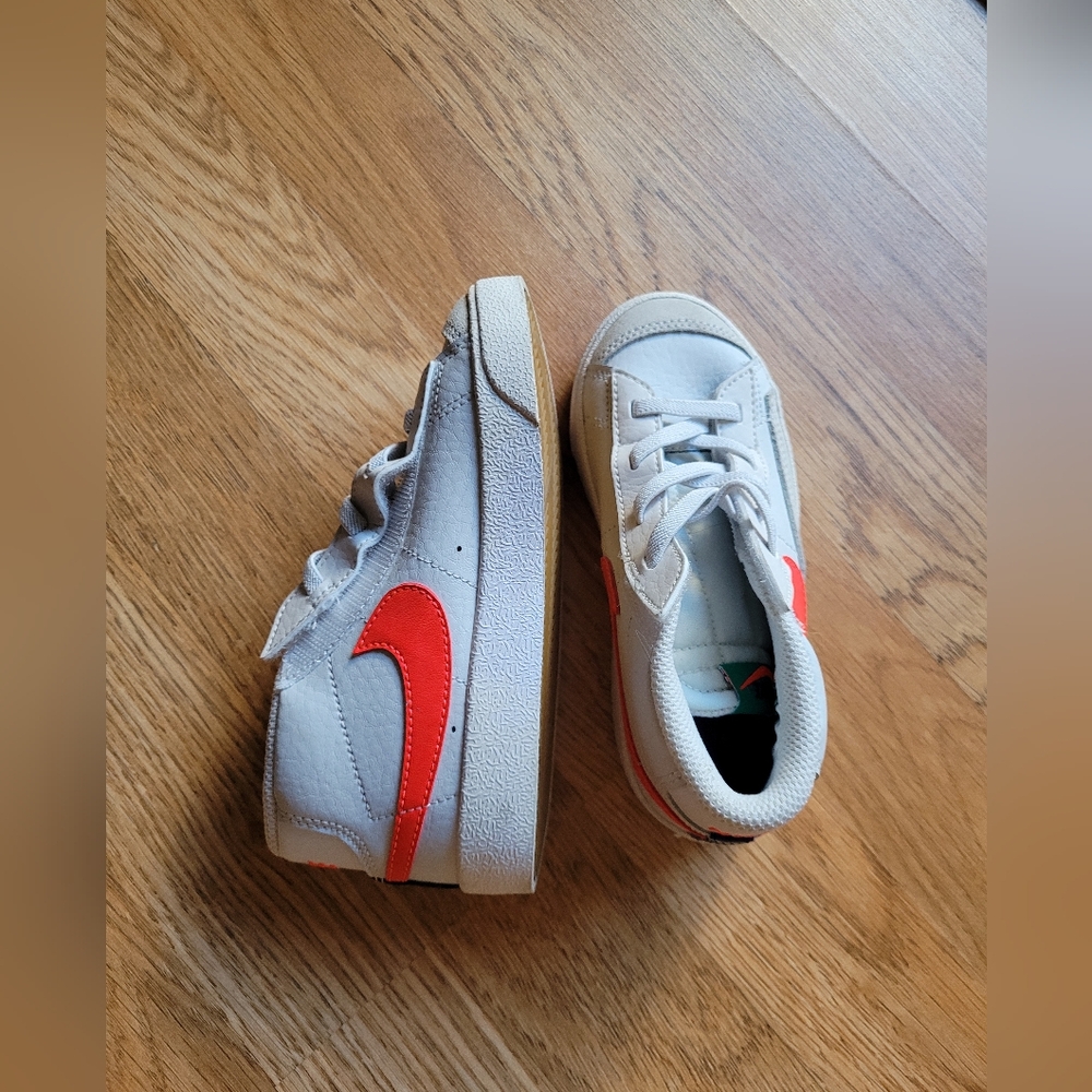 Nike Kids Sneakers in Gray and Red